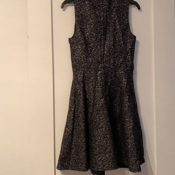 Lovely R&W dress with embroidered neckline - Picture 3 of 5